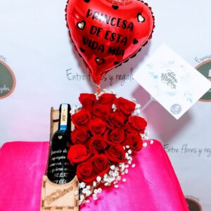 Rosas, globo personalizado, botella personalizada regalos a domicilio en Quito