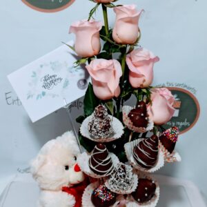 rosas, frutillas chocolatadas, peluche a elegir