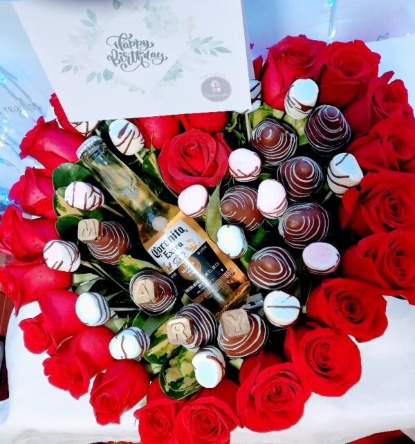 rosas. frutillas chocolatadas, cerveza coronita, masmelos decorado con chocolate