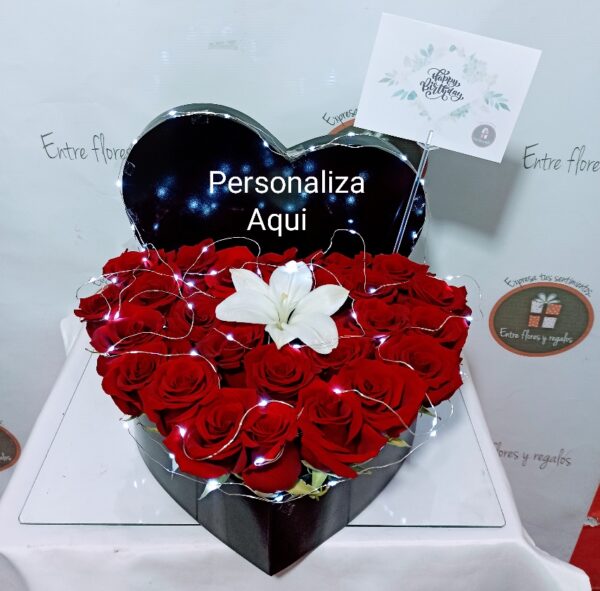 corazón con luces led y lirio tapa personalizada
