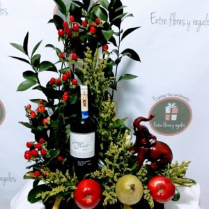 vino, figura de elefantes y fruta