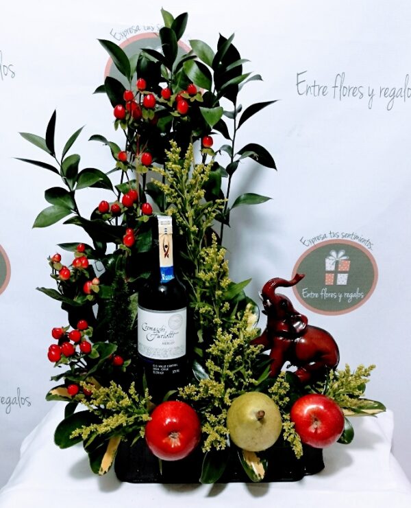 vino, figura de elefantes y fruta