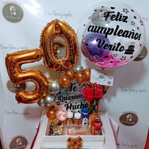 Desayuno picaditas , ensalada de frutas, bebidas frutos secos florero con rosas y globo personalizado