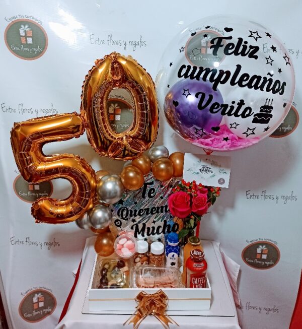 Desayuno picaditas , ensalada de frutas, bebidas frutos secos florero con rosas y globo personalizado