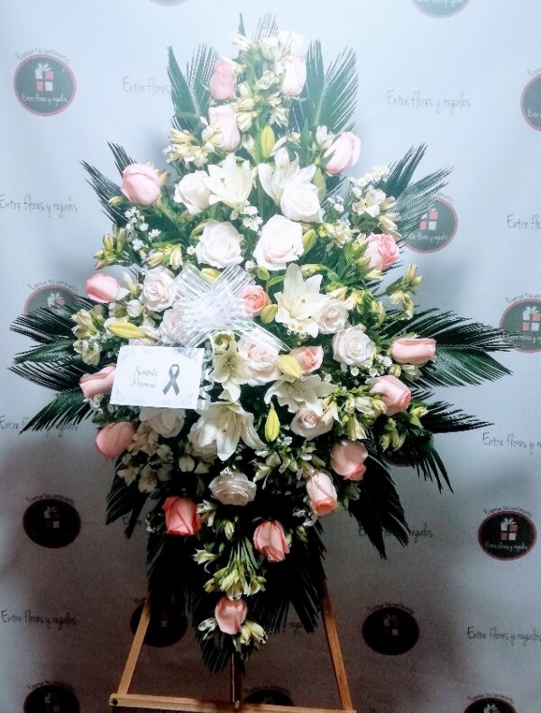 Palma fúnebre en pedestal con la tarjeta personalizada