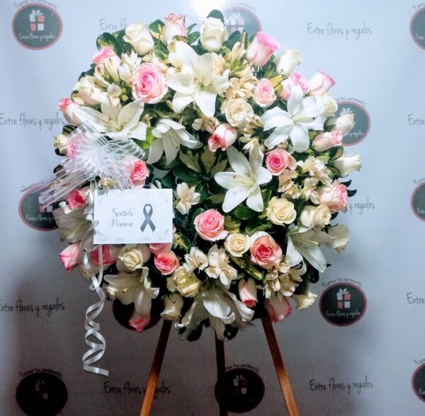 Corona fúnebre con pedestal y tarjeta personalizada