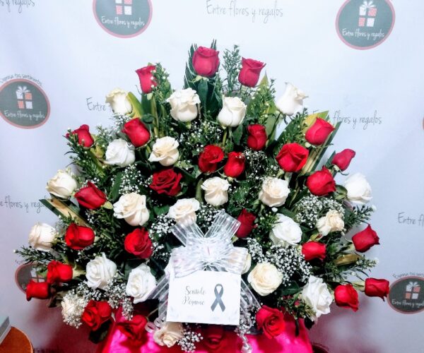 Arreglo fúnebre con tarjeta personalizada