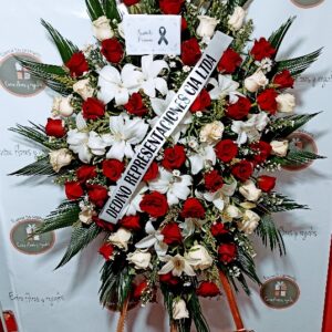 Palma fúnebre con pedestal, cinta personalizada y tarjeta personalizada