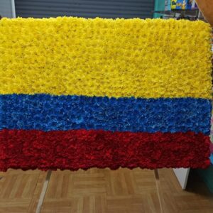 Bandera del Ecuador en pedestal medidas 80de largo*75de ancho. y tarjeta personalizada