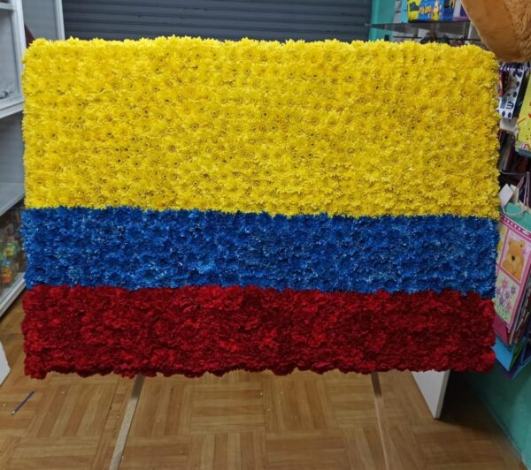 Bandera del Ecuador en pedestal medidas 80de largo*75de ancho. y tarjeta personalizada