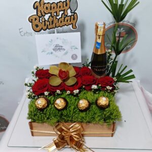 Arreglo con rosas, chocolate Ferrero, 1 orquídea y 1 vino