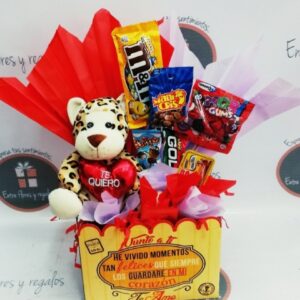 Detalle con variedad de dulces, peluche a su elección