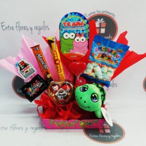 Detalle con variedad de dulces un corazón con chocolates y peluche y mensaje a su elección