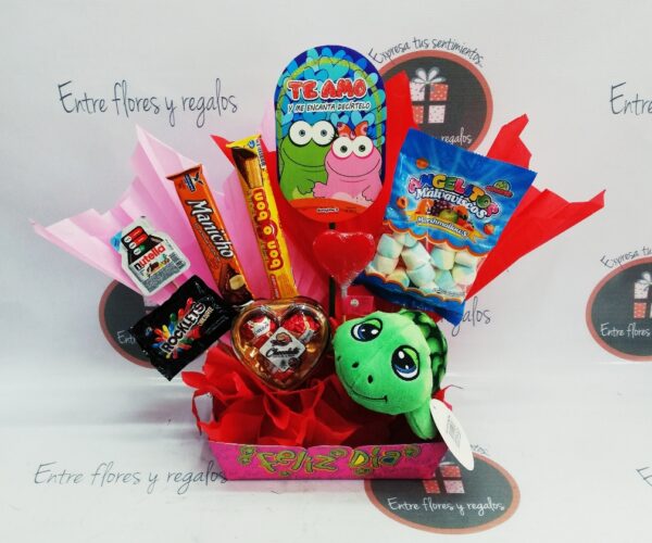 Detalle con variedad de dulces un corazón con chocolates y peluche y mensaje a su elección